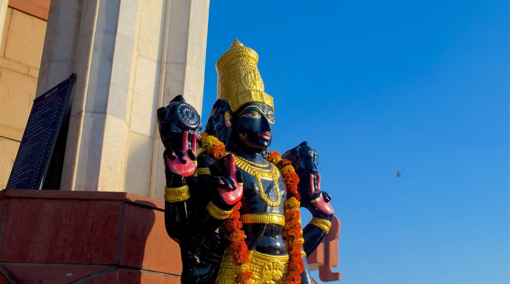 Temple ISKCON qui includes éléments religieux, temple ou lieu de culte et statue ou sculpture