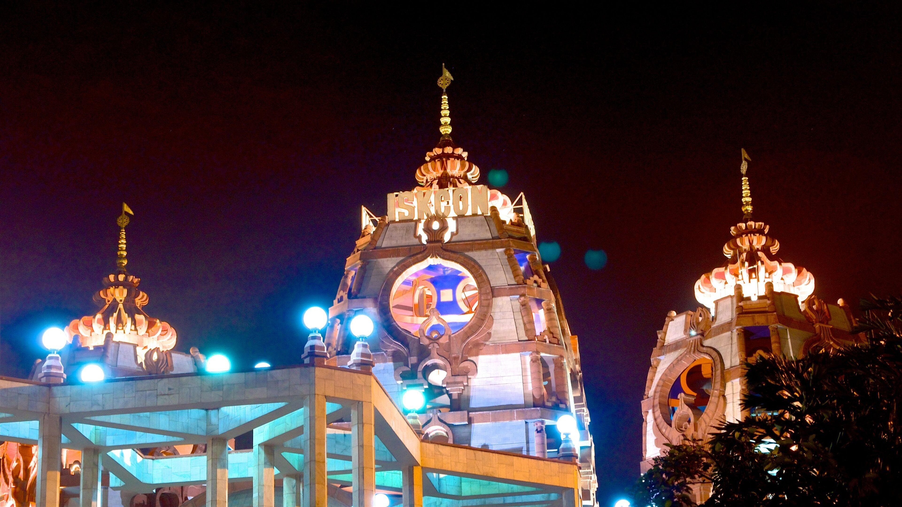 ISKCON Temple ofreciendo un templo o lugar de culto, elementos religiosos y arquitectura patrimonial