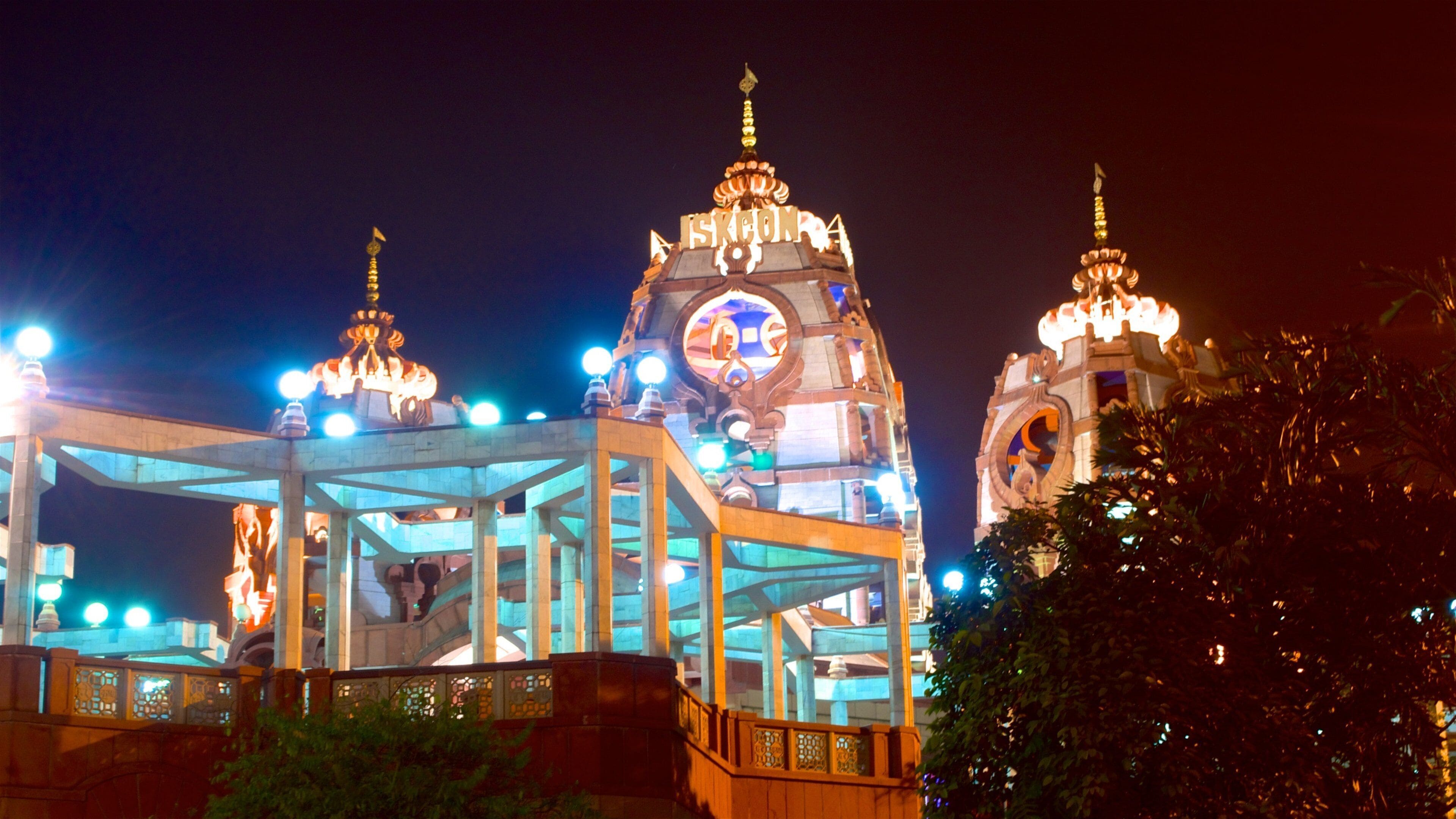 ISKCON Temple ofreciendo escenas nocturnas, arquitectura patrimonial y elementos religiosos