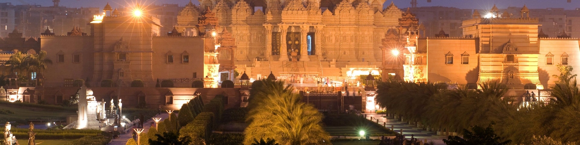 Swaminarayan Akshardham Temple que incluye arquitectura patrimonial, escenas de noche y un parque