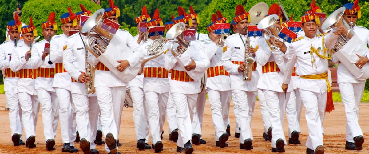 Presidentpalatset som inkluderar musik och performance art såväl som en stor grupp av människor