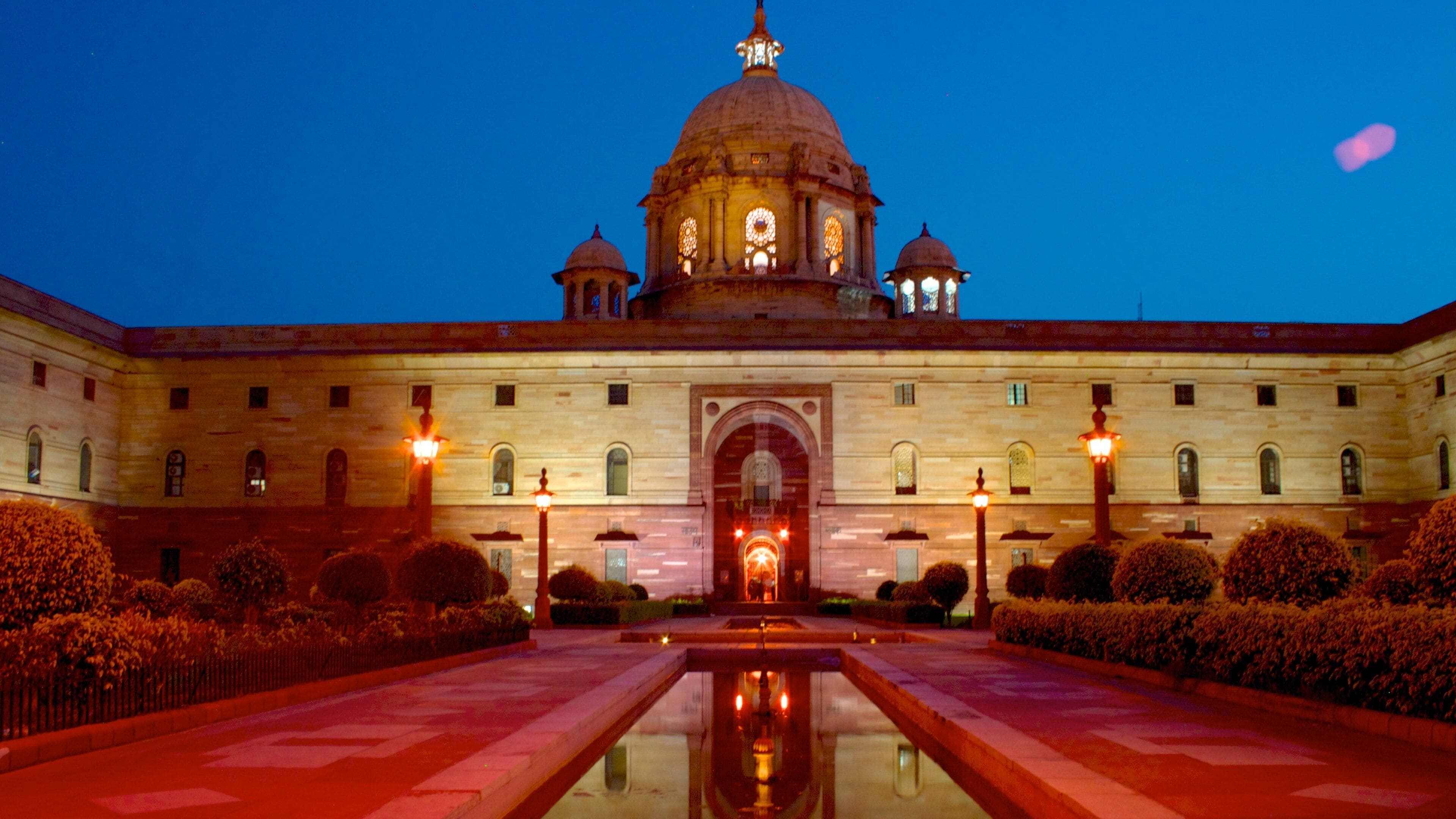 Rashtrapati Bhavan ofreciendo un castillo, una plaza y escenas nocturnas