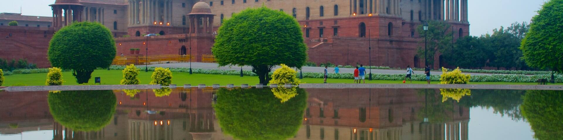 Rashtrapati Bhavan mostrando un castillo y un estanque