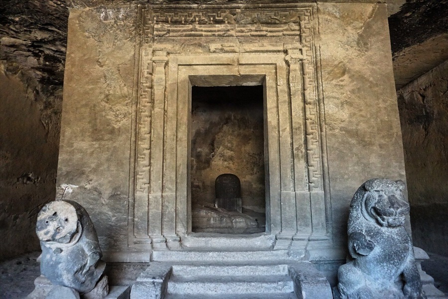 The geometric design on the door frame in the shrine cave to the east of the main cave. Possibly Greek influence. The lions are also unusual. They would have originally sat in the courtyard outside.