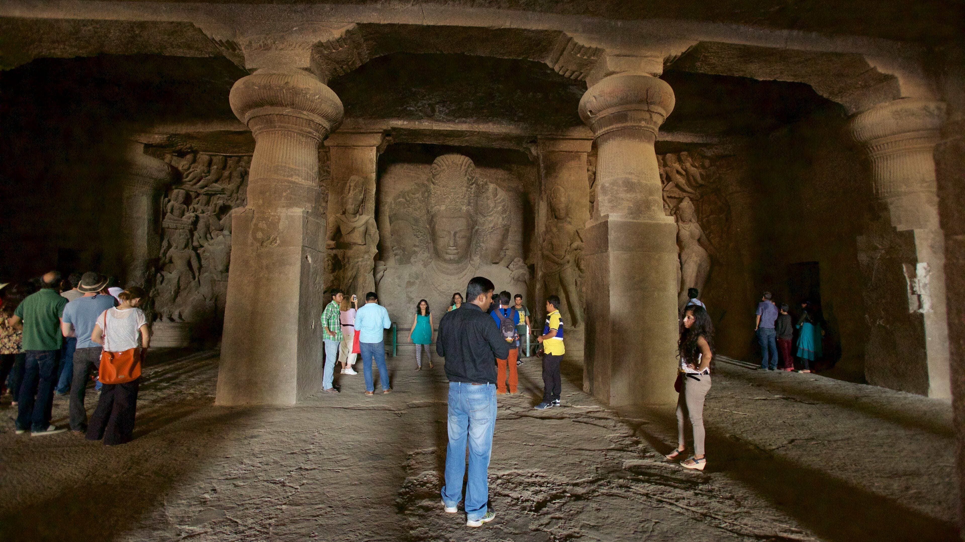 Grottes d\'Elephanta qui includes statue ou sculpture, patrimoine historique et grottes