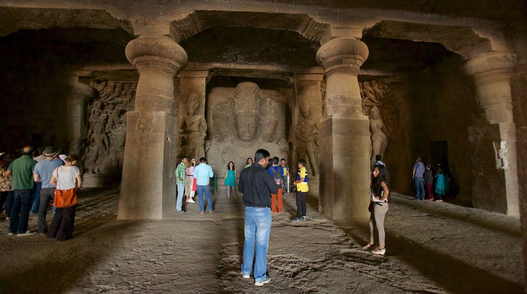 Grottes d\'Elephanta qui includes statue ou sculpture, patrimoine historique et grottes