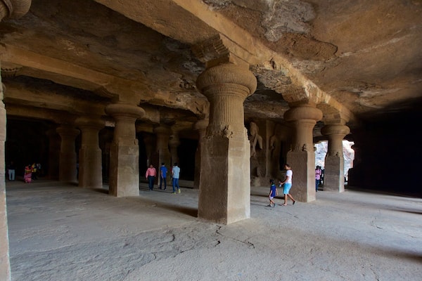 Elephanta-Höhlen welches beinhaltet Höhlen und Geschichtliches