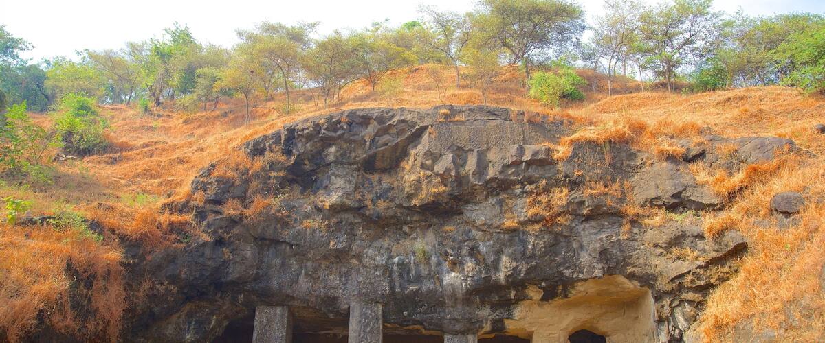 Elephanta Caves featuring tranquil scenes and building ruins