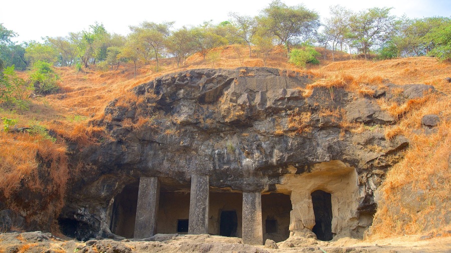 Elephanta Caves featuring tranquil scenes and building ruins