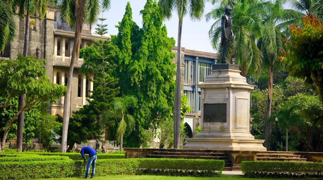 Prince of Wales Museum featuring a statue or sculpture and a park