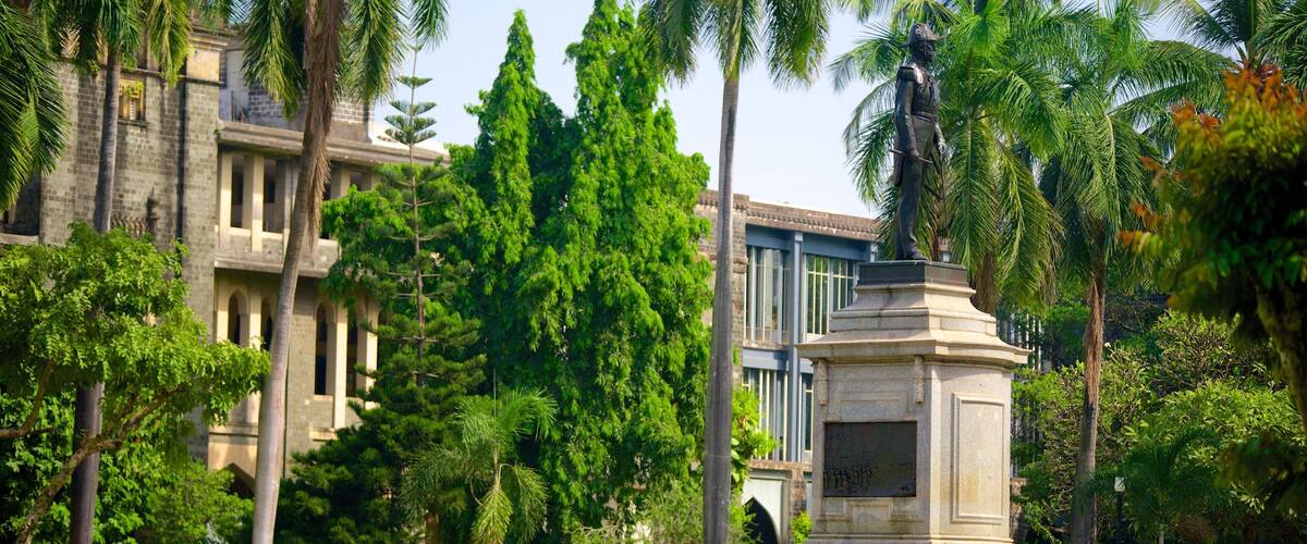 Chhatrapati Shivaji Maharaj Museum som inkluderer hage og statue eller skulptur