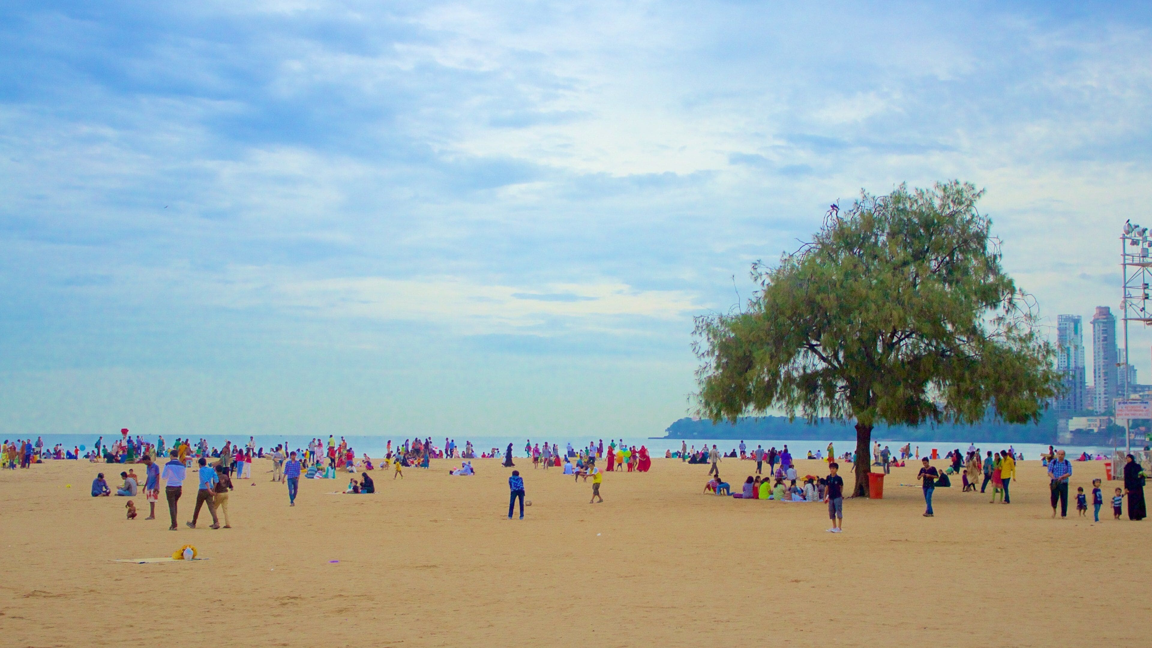 Girgaun Chowpatty showing a beach as well as a large group of people