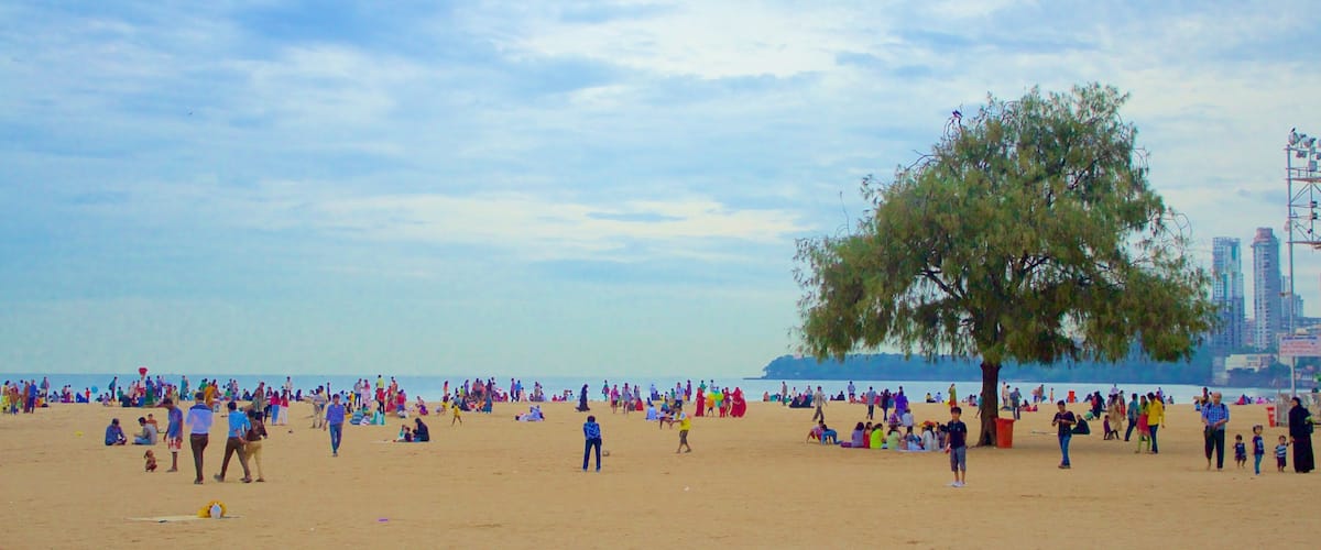 Girgaun Chowpatty showing a beach as well as a large group of people