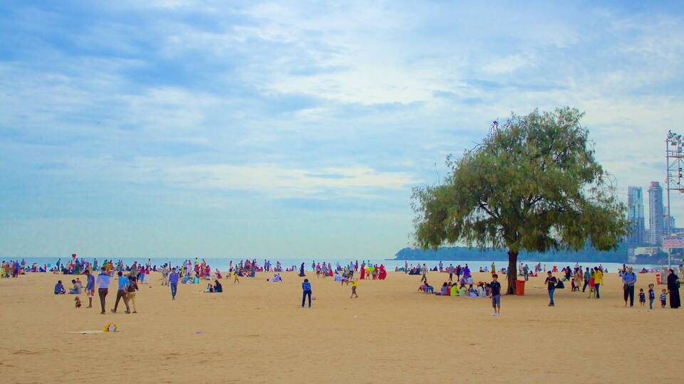 Girgaun Chowpatty showing a beach as well as a large group of people