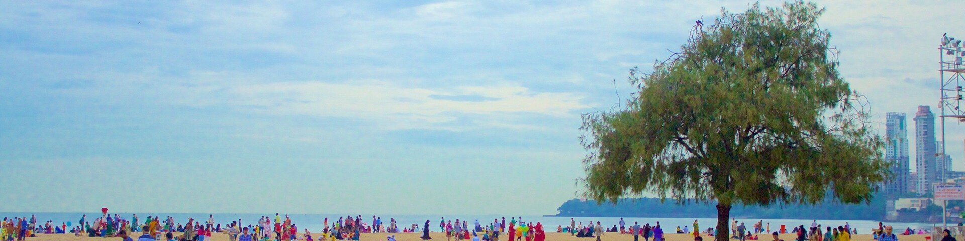 Girgaun Chowpatty showing a beach as well as a large group of people