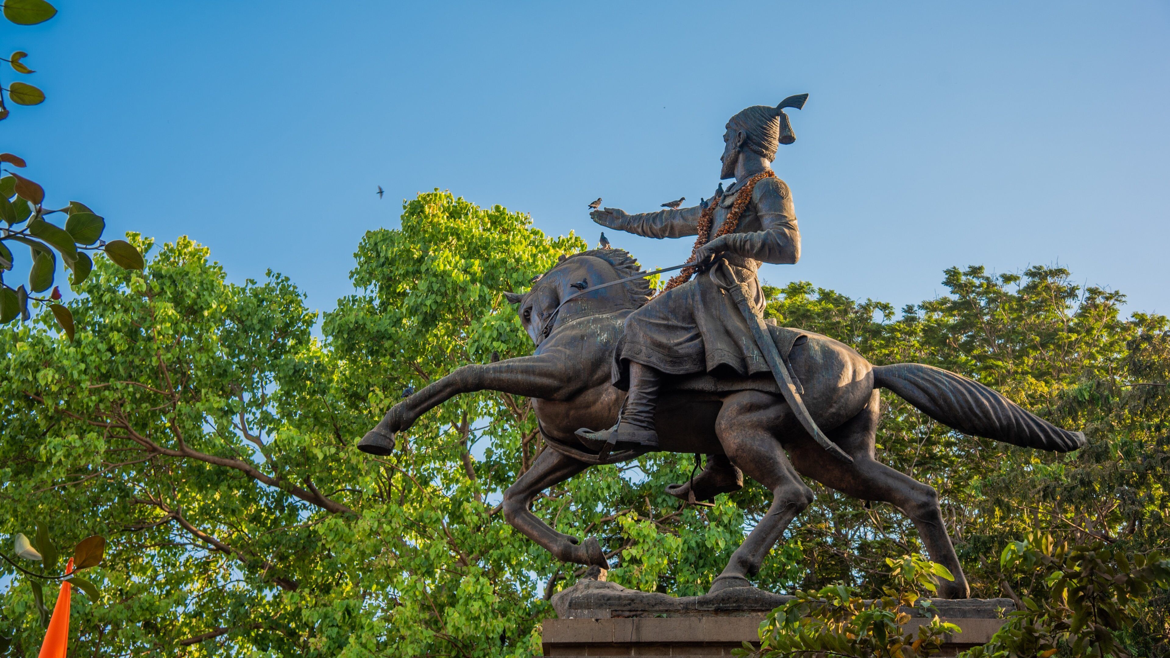 Shivaji Park showing a statue or sculpture