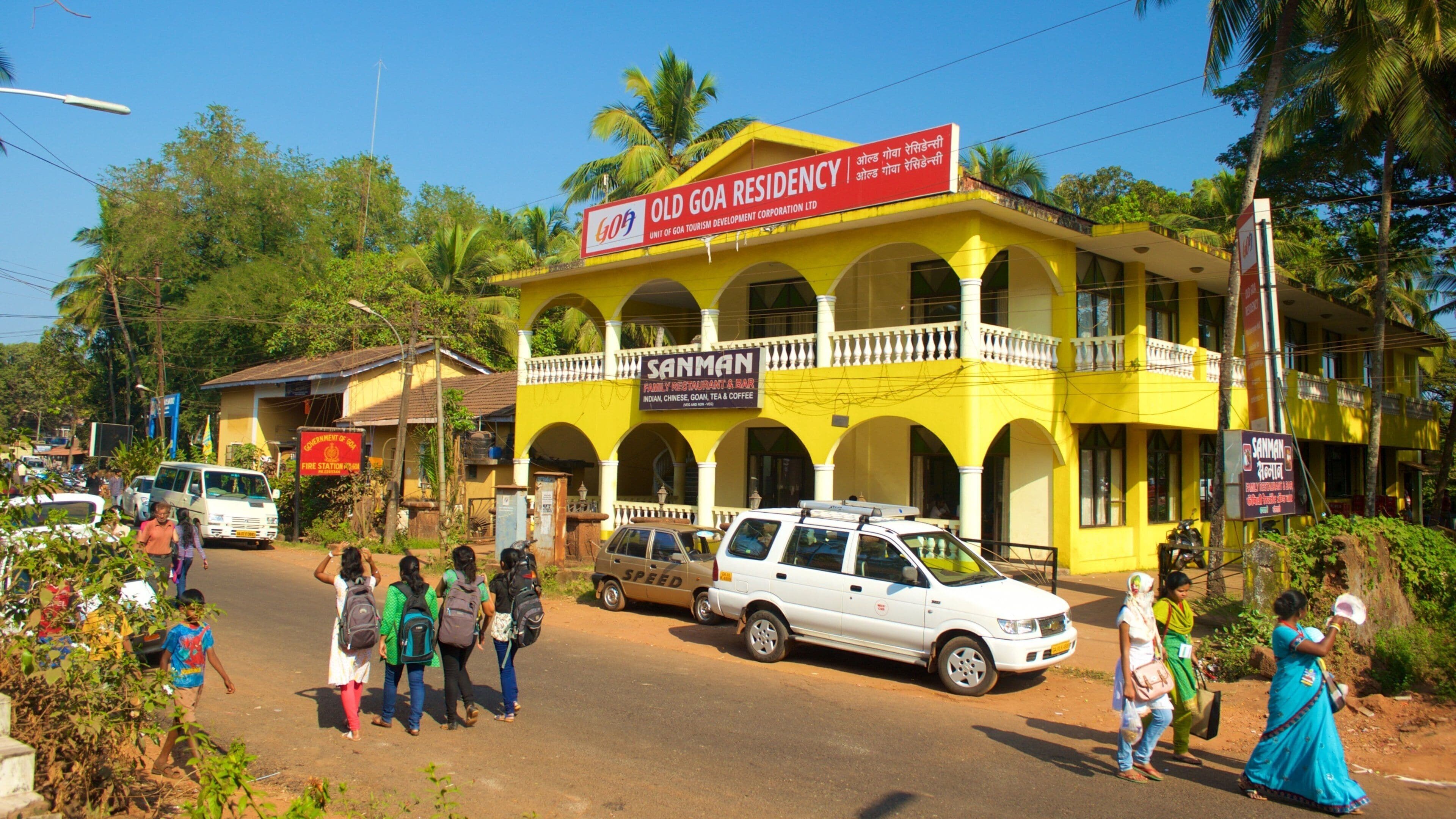 Bom Jesus-basilkaen som inkluderer tropisk landskap og liten by eller landsby