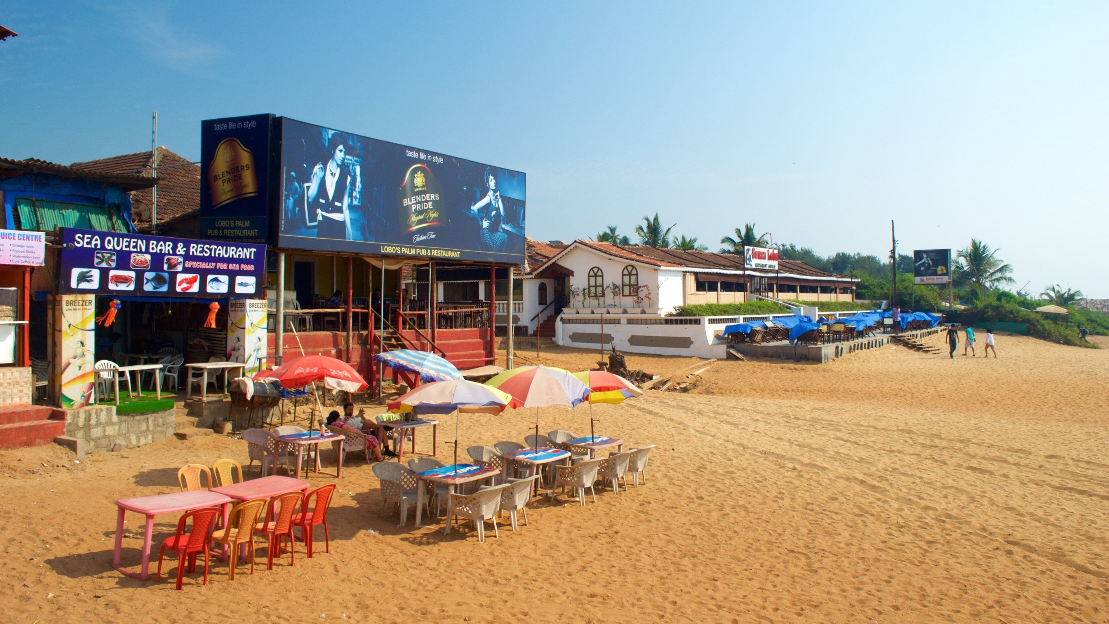 Playa de Calangute ofreciendo una playa de arena, comidas al aire libre y un bar en la playa