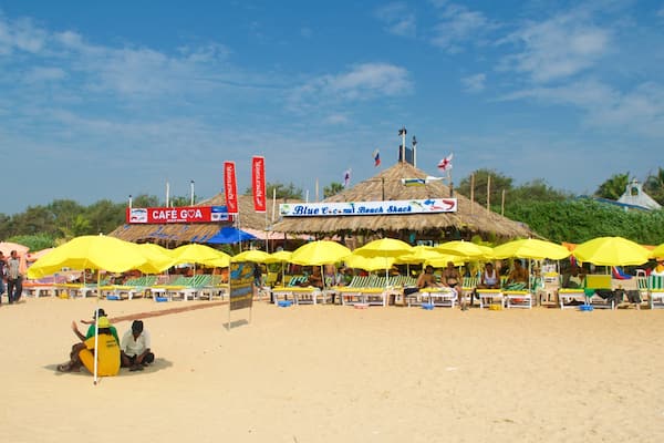 Calanguten ranta joka esittää rantabaari ja ranta