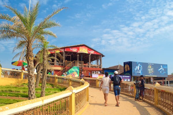 カラングート ビーチ どの含み ビーチ バー と 海岸沿いの町 及び 少数の人々