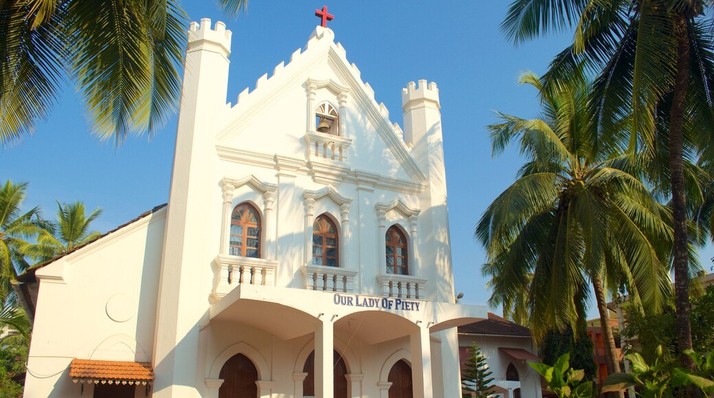 Calangute Beach som viser en kirke eller en katedral