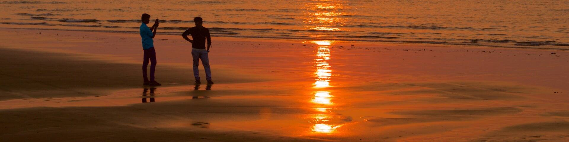 Miramar Beach mit einem Sandstrand, allgemeine Küstenansicht und Sonnenuntergang