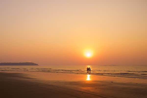 Plage de Miramar mettant en vedette coucher de soleil, plage et vues littorales