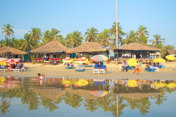Baga Beach welches beinhaltet Strandbar, allgemeine Küstenansicht und Sandstrand