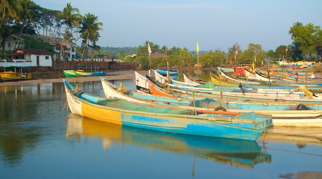 Baga Beach showing boating
