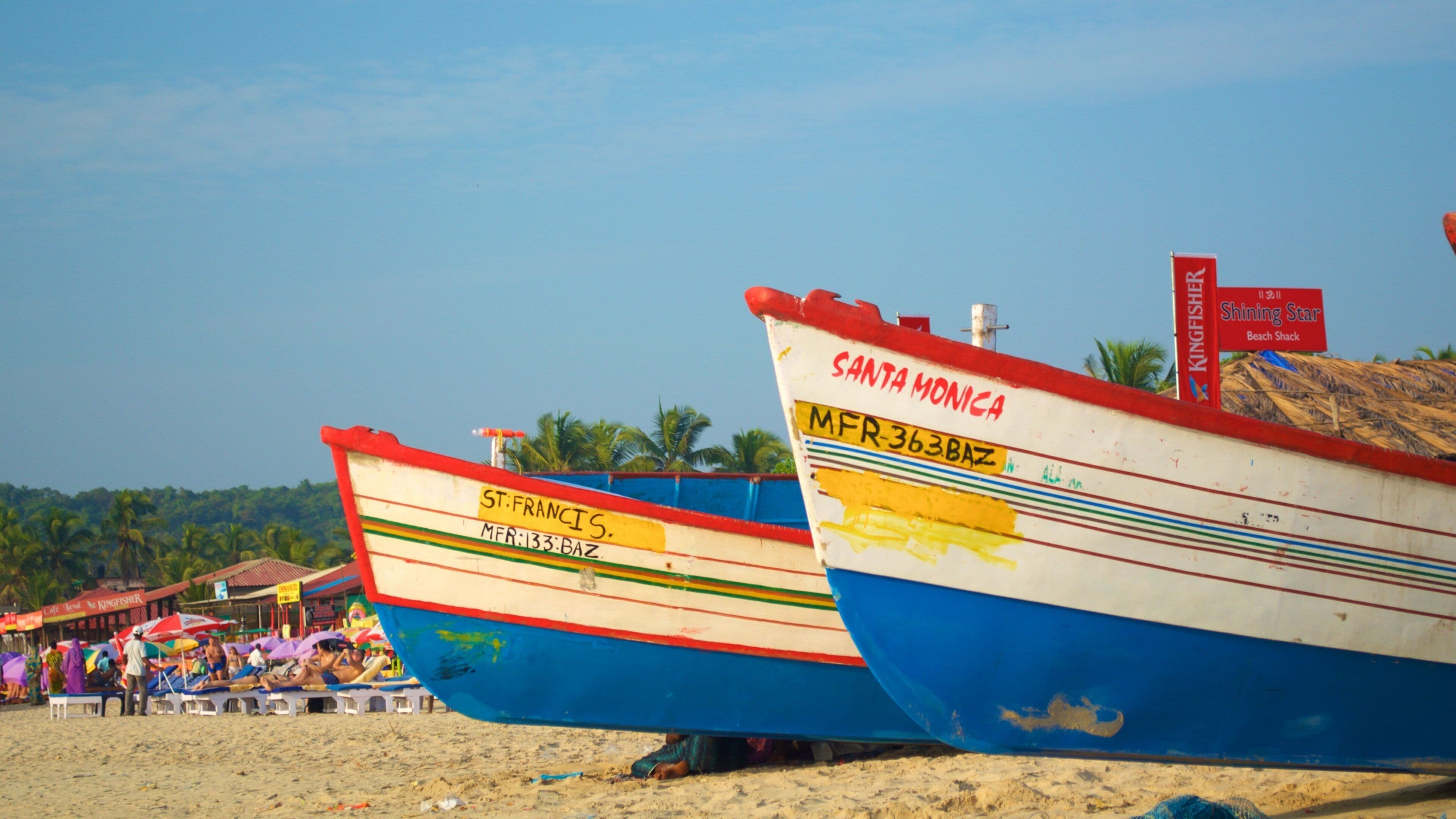 Playa de Baga ofreciendo una playa, vistas generales de la costa y paseos en lancha