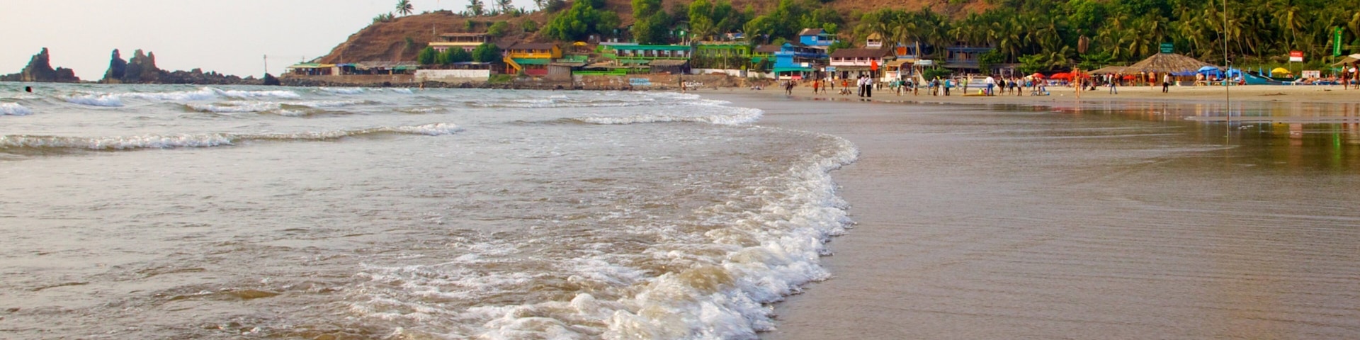 Arambol Beach which includes a sandy beach and a coastal town