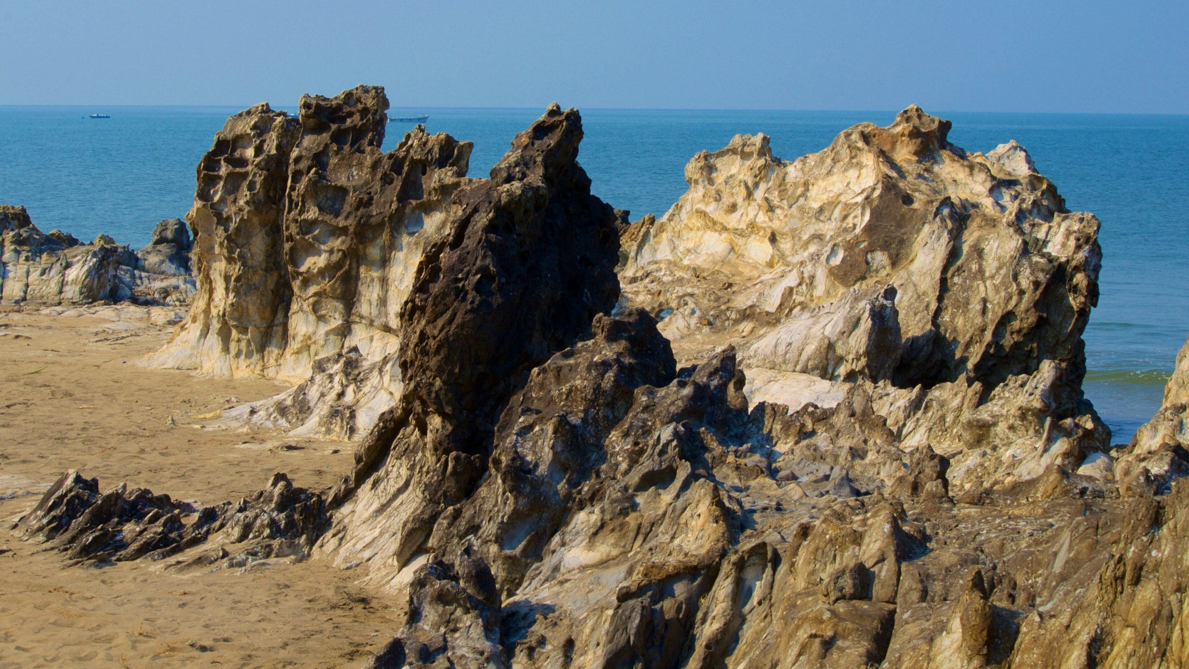 Vagator Beach which includes rocky coastline