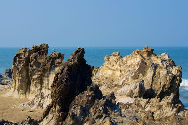 Vagator Beach das einen allgemeine Küstenansicht und Felsküste