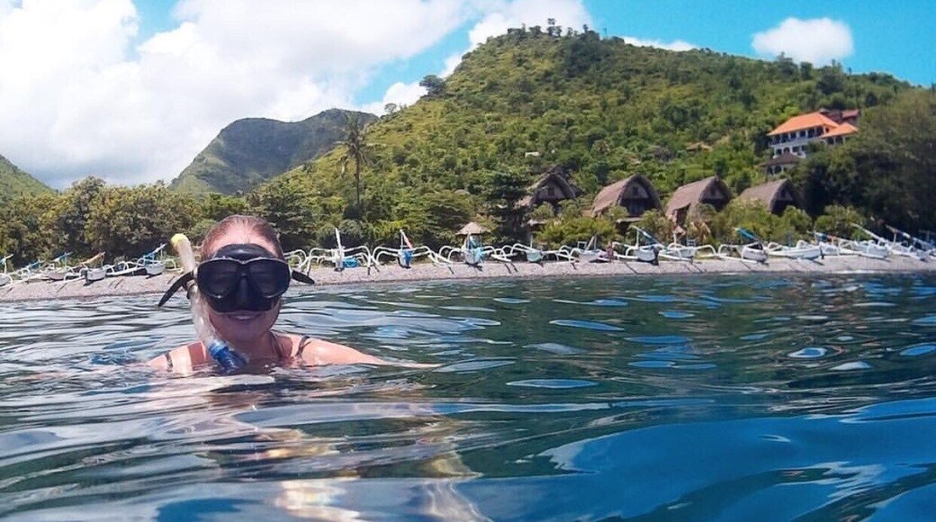 The water is so beautiful and clear here in Bali, because it's less populated there is no rubbish in the water which hopefully can be sustained as there is a huge rubbish problem throughout more popular beaches like Kuta. #ExpediaCares