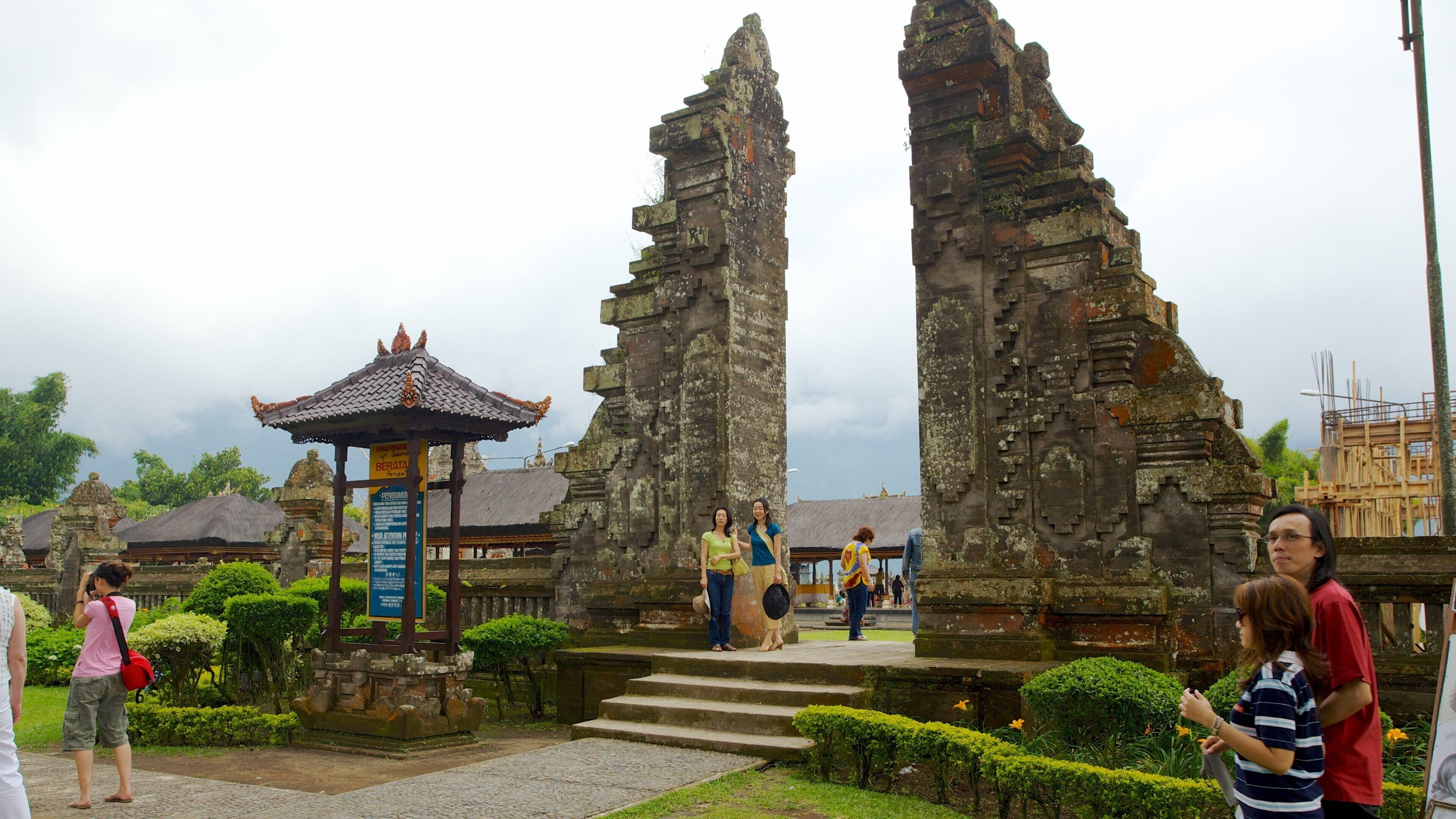 Candikuning featuring heritage elements and a park