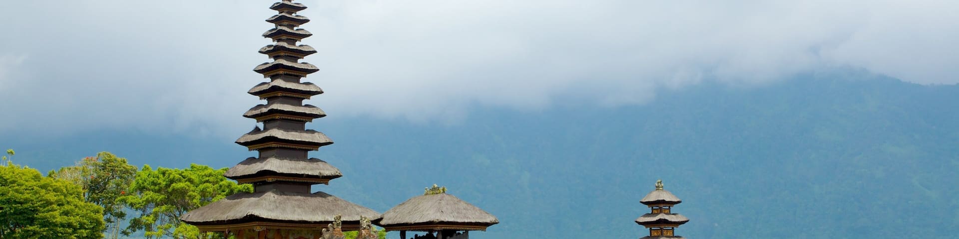 Pura Ulun Danu Bratan das einen Tempel oder Andachtsstätte, allgemeine Küstenansicht und religiöse Elemente