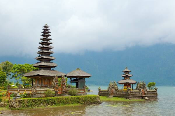 Pura Ulun Danu Bratan das einen Tempel oder Andachtsstätte, allgemeine Küstenansicht und religiöse Elemente