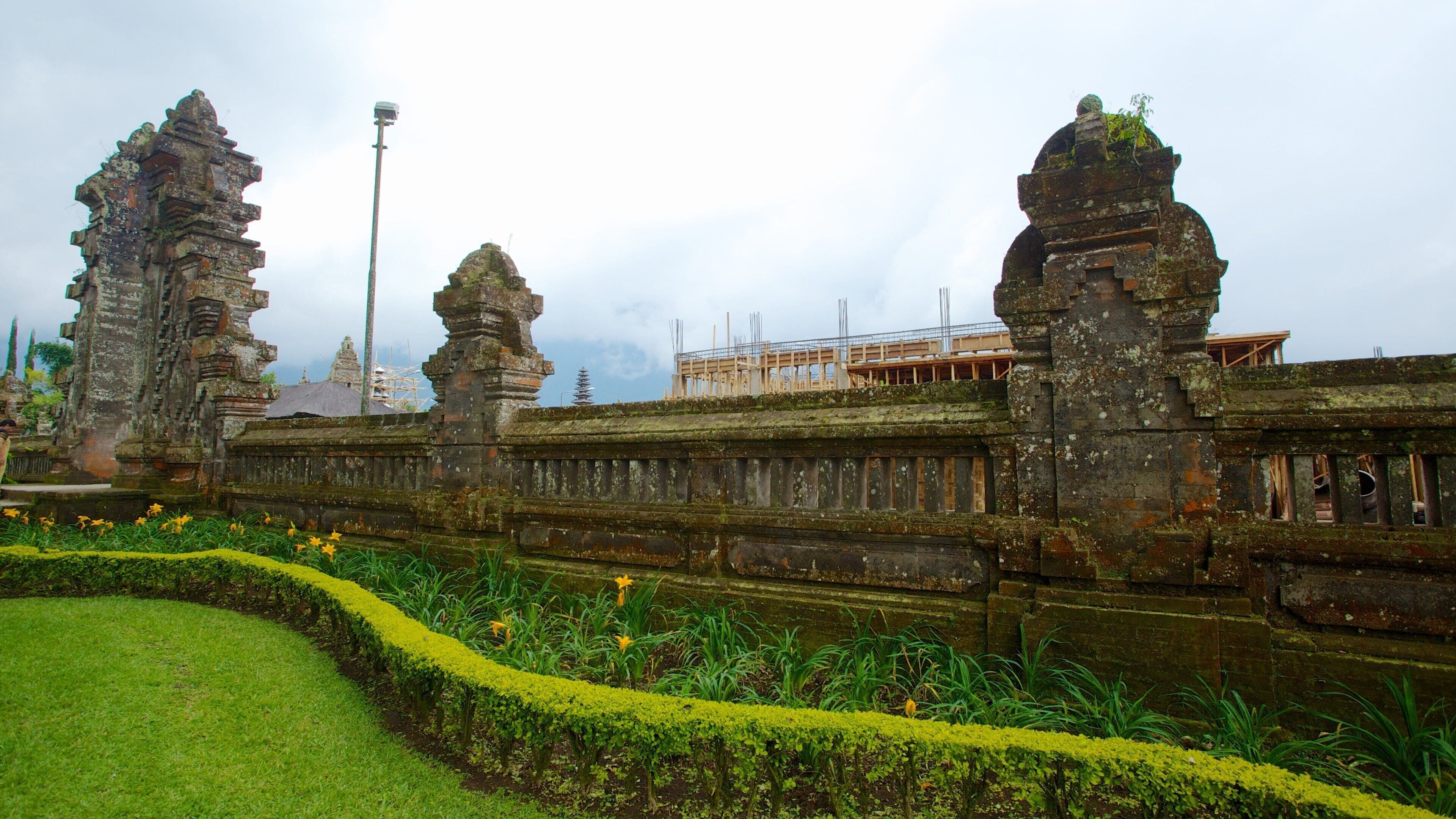 Templo de Ulun Danu que inclui aspectos religiosos e um templo ou local de adoração