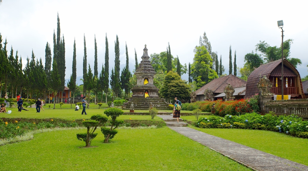 Templo Ulun Danu ofreciendo jardín, un templo o sitio de culto y elementos religiosos