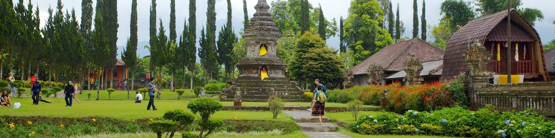 Ulun Danu Temple showing a temple or place of worship, a garden and religious aspects