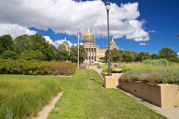 Iowa State Capitol Building mettant en vedette parc et patrimoine architectural