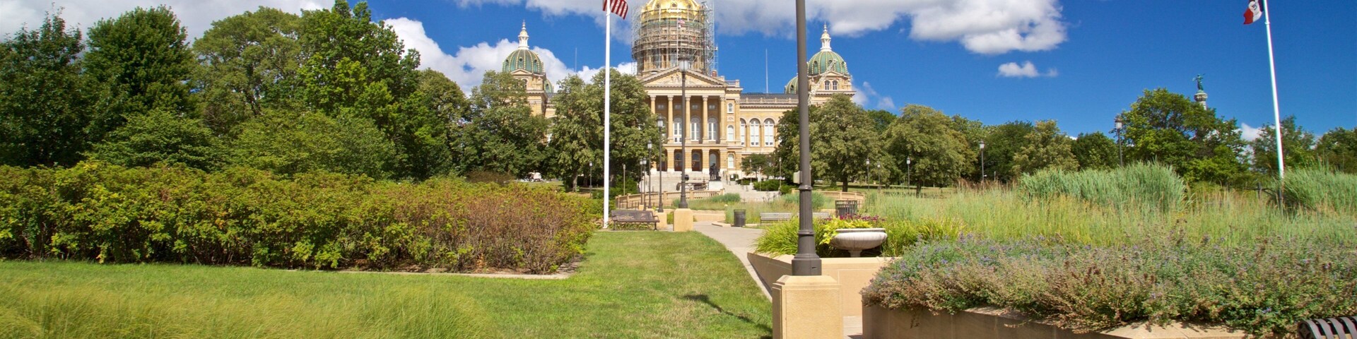 Capitólio Estadual de Iowa caracterizando arquitetura de patrimônio e um parque