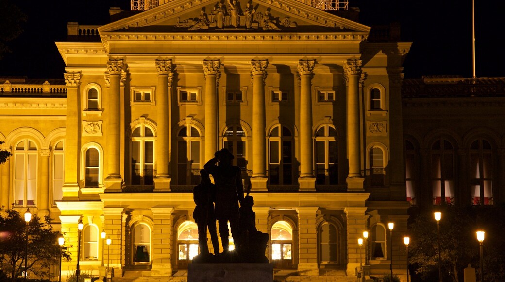 Iowa statsforsamling som viser statue eller skulptur, historisk arkitektur og nattbilder