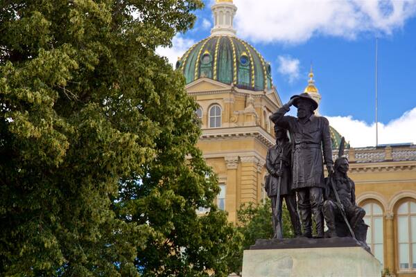 Iowa State Capitol Building johon kuuluu patsas tai veistos