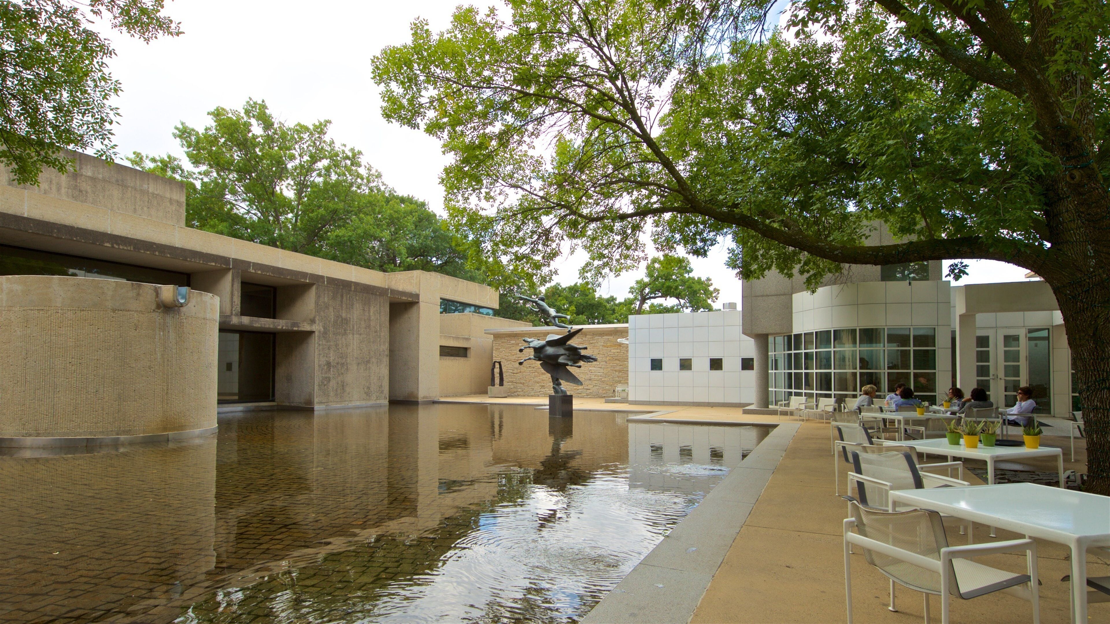 Des Moines Art Center featuring outdoor eating, outdoor art and a pond
