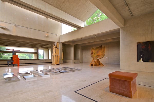 Des Moines Art Center montrant vues intérieures et art