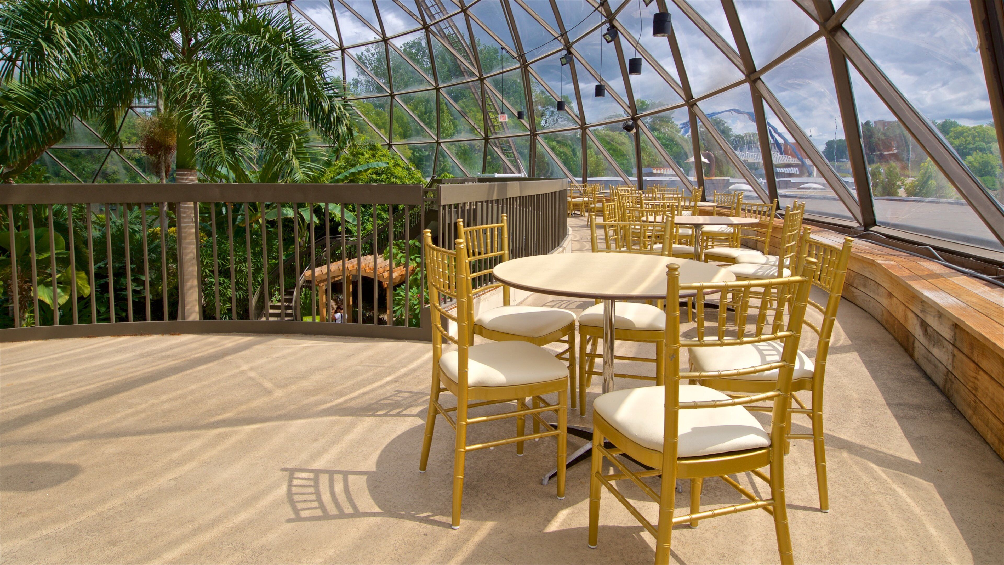Des Moines Botanical Center showing interior views and a garden