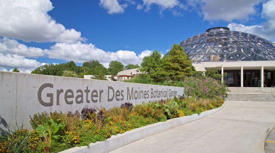 Des Moines botaniske senter som inkluderer moderne arkitektur, skilt og hage