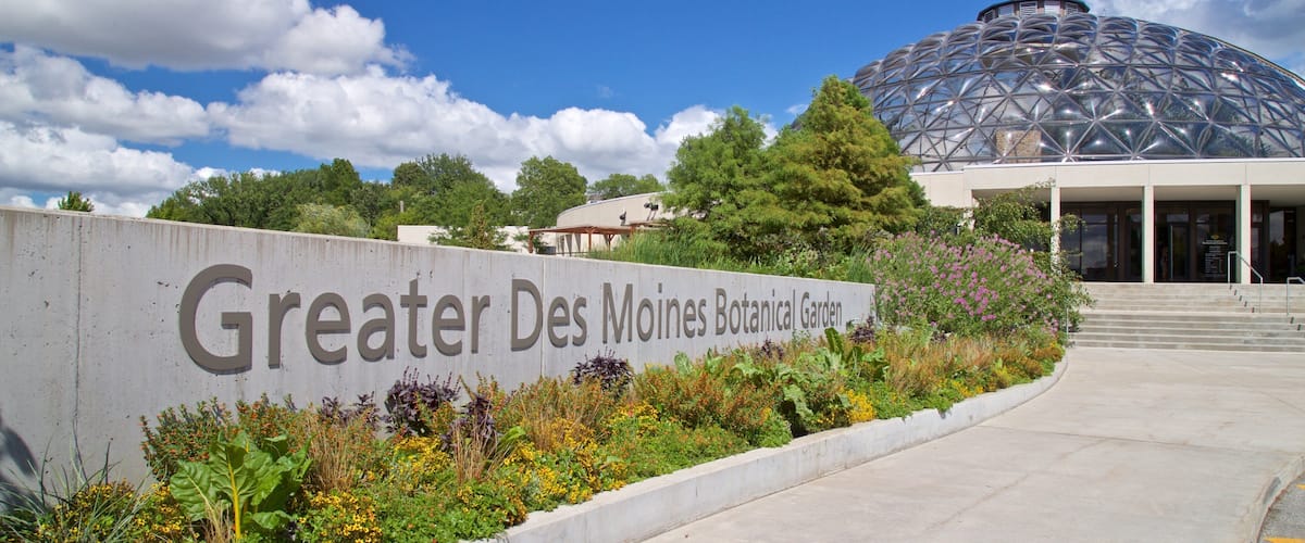 Des Moines Botanical Center og byder på skiltning, moderne arkitektur og en park