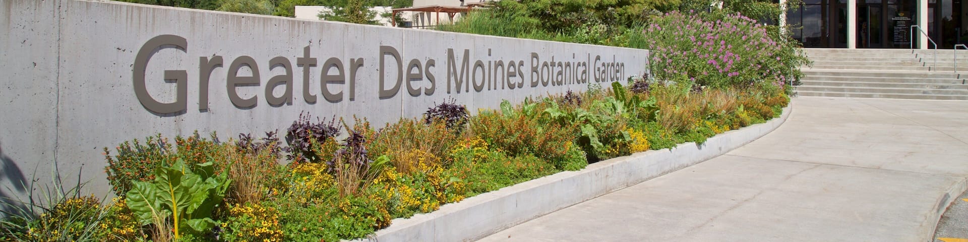 Des Moinesin kasvitieteellinen keskus johon kuuluu puisto, kyltit ja moderni arkkitehtuuri